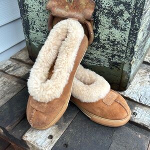 UGG Australia Rylan Slippers Size 6
Chestnut Suede Leather Sheepskin Slip
ons